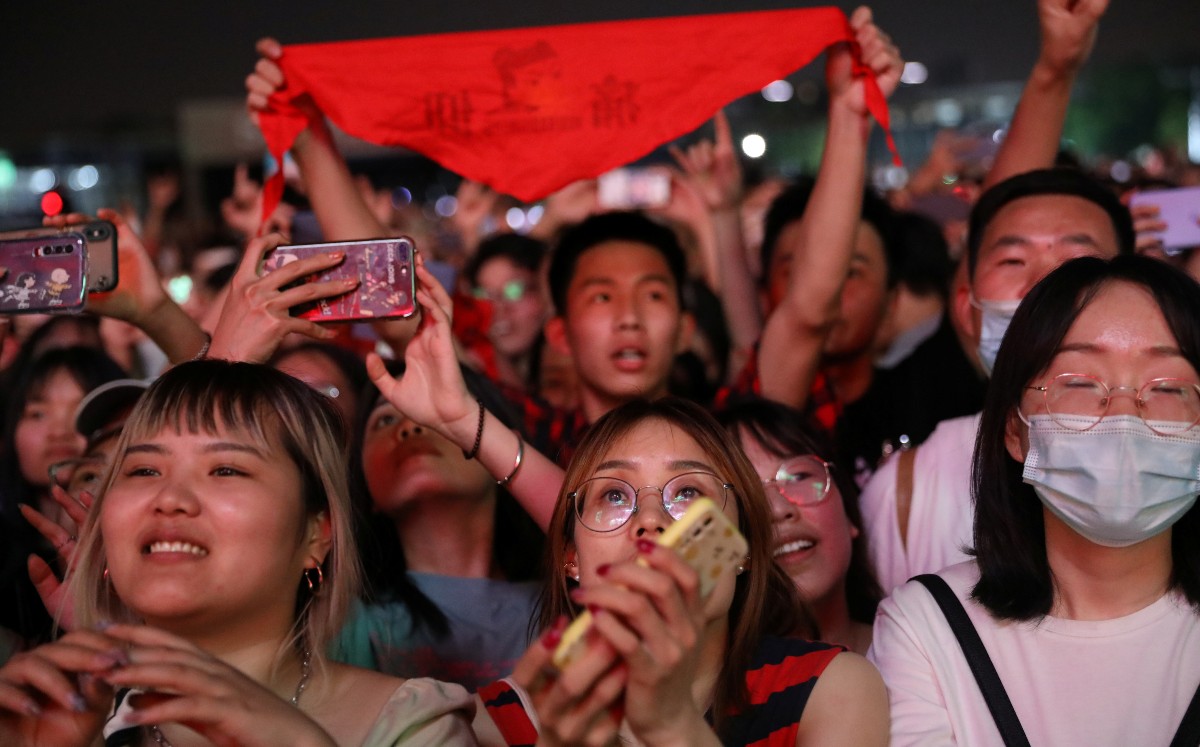 Wuhan celebró festival musical con miles de asistentes sin cubrebocas. (Reuters)