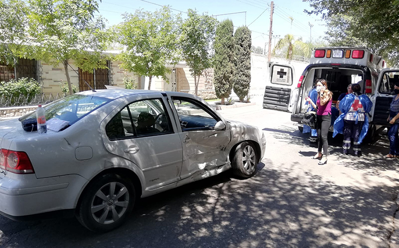En Torreón, conductora se pasa un alto choca en San Isidro- Grupo Milenio
