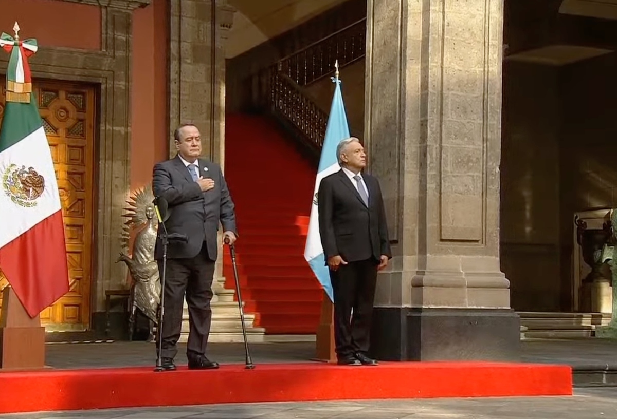 Andrés Manuel López Obrador en ceremonia para recibir a presidente de Guatemala.