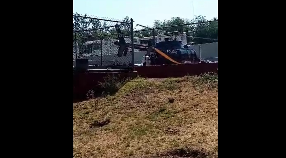 Un Cóndor de la SSC apoyo en el traslado del hombre. / Kenia Hernández
