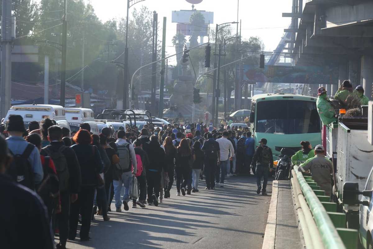 Tras el desplome en la Línea 12, usuarios se quedan varados esperando transporte. |Juan Carlos Bautista