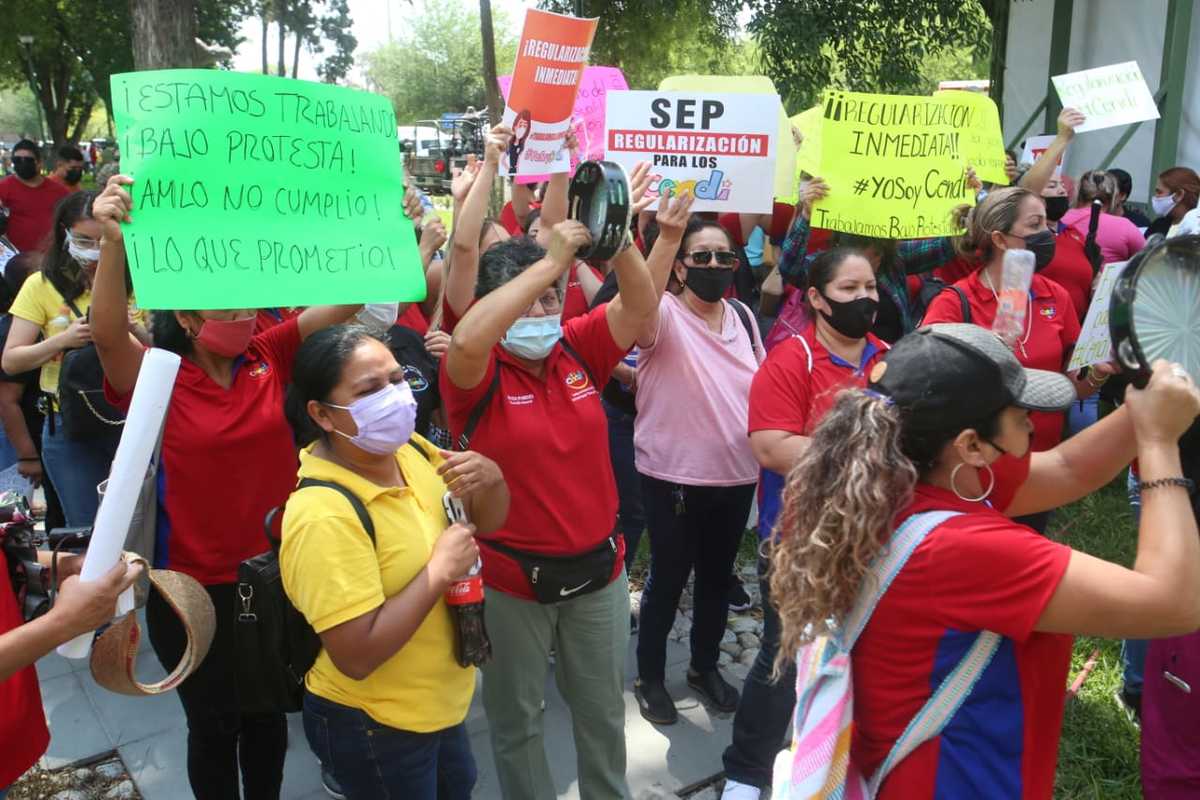 Una de las docentes comentó a la funcionaria que cerca de 700 maestros son quienes están pendientes de recibir su pago. Foto: Raúl Palacios