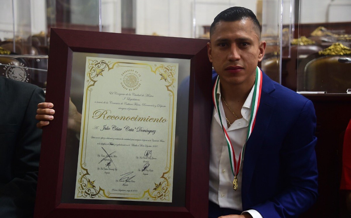 Julio César Domínguez recibe medalla al mérito deportivo (Cortesía)