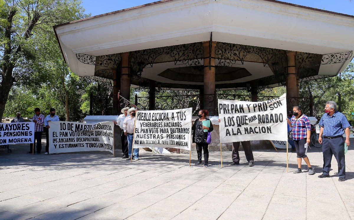 Con lonas y pancartas un grupo de adultos mayores se manifestó en la Plaza de Armas. (Rolando Riestra)