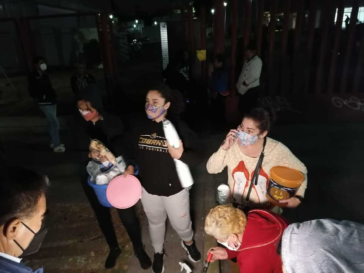 Las mujeres llevaron café, té y pan./ Graciela Olvera