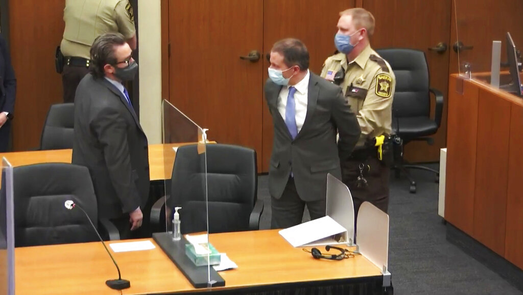 El ex policía Derek Chauvin, siendo detenido tras ser declarado culpable de la muerte de George Floyd. (AP)