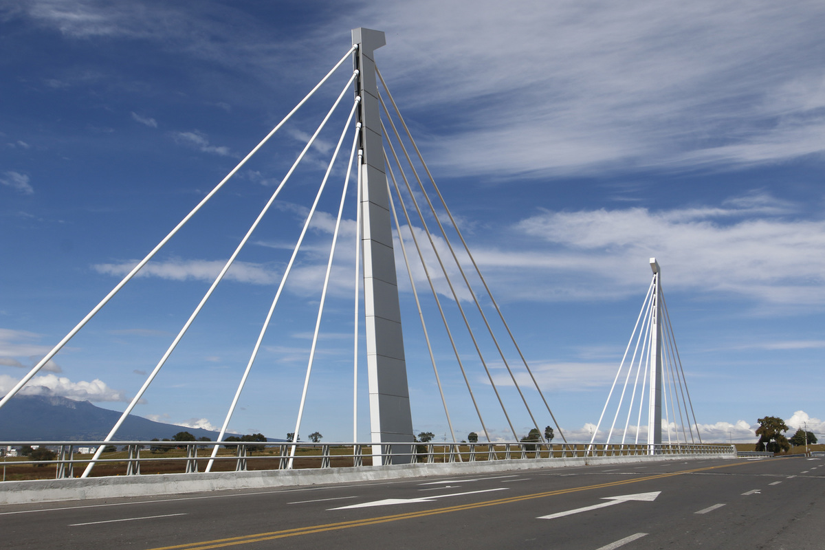Puente que comunica a los municipios de San José Chiapa y Lara Grajales con el parque industrial automotriz Audi de México. (Agencia Enfoque)