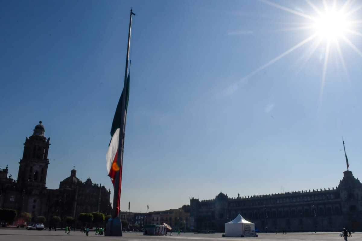 En señal de luto se izó la Bandera Nacional por las víctimas del incidente en Línea 12