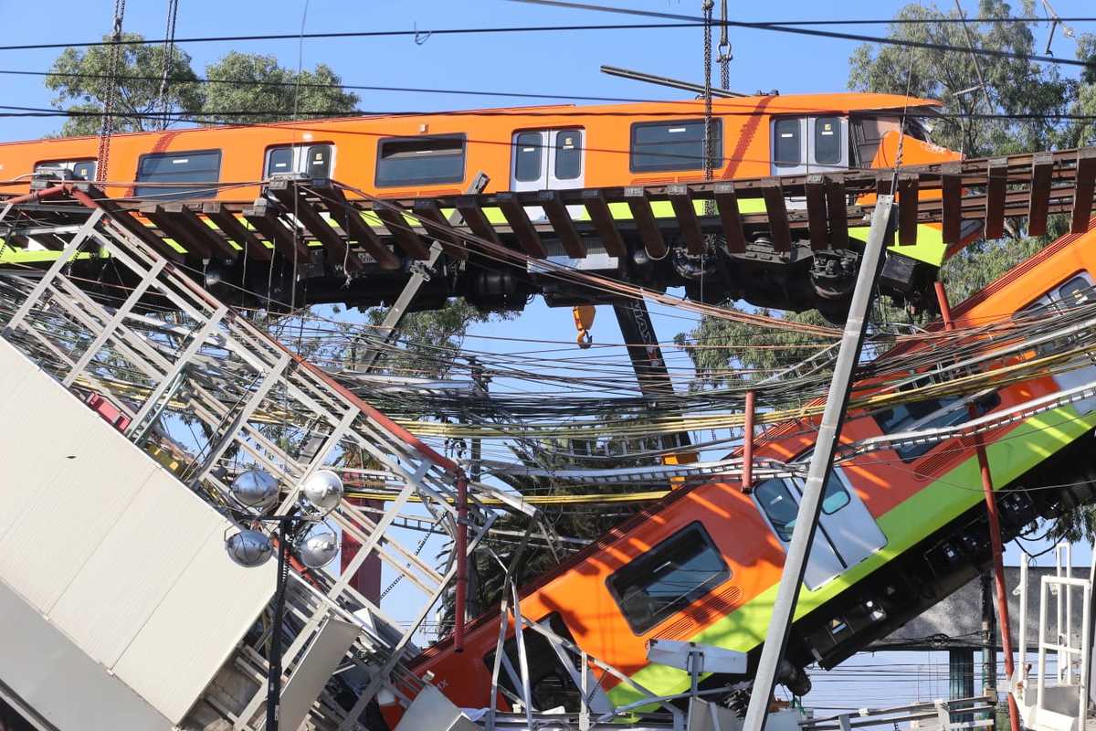 Bajo los escombros igual quedaron automóviles que iban transitando la zona. |Javier Ríos