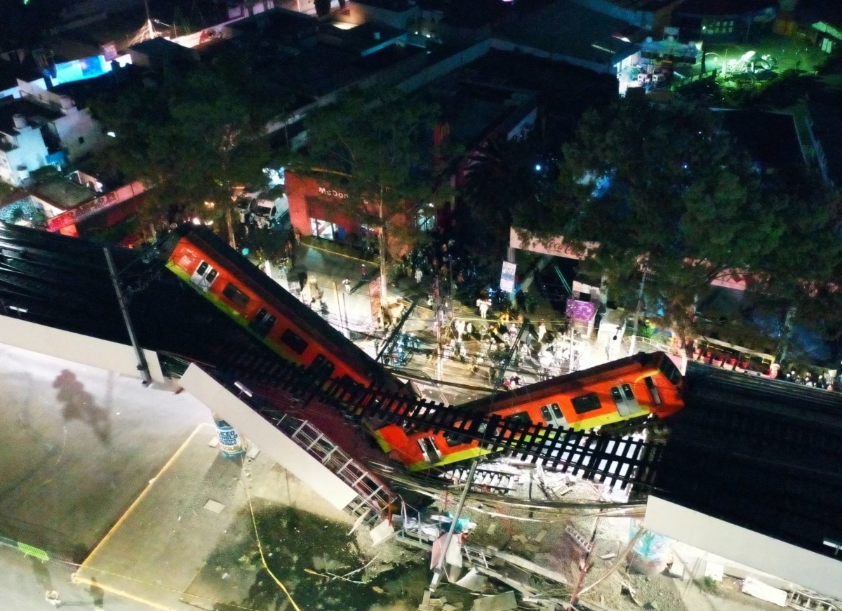 Dos vagones de un tren de la Línea 12 del Metro cayeron tras vencerse una trabe. (Cuartoscuro)