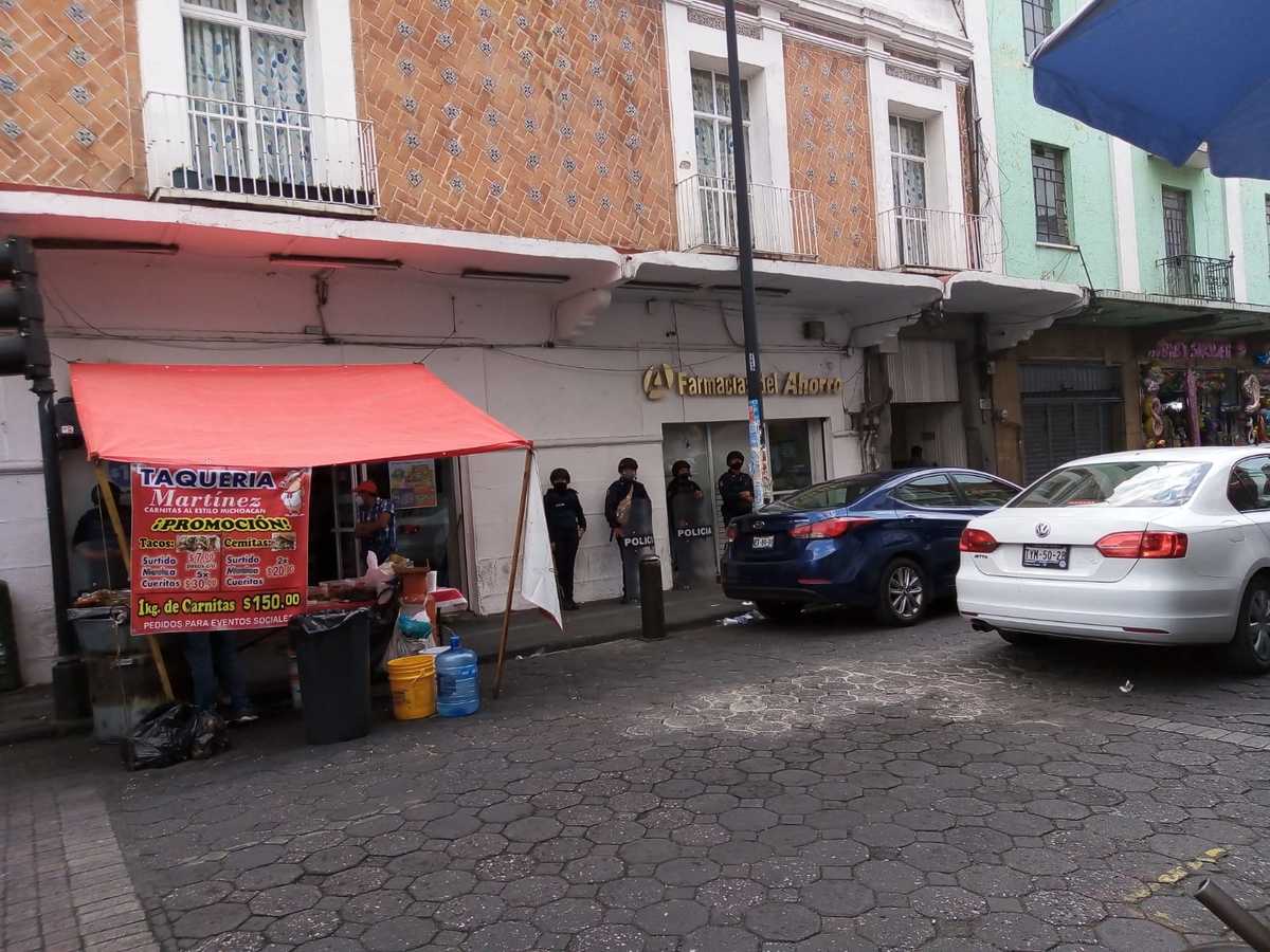 Tras enfrentamiento entre ambulantes, policías blindan la zona. (Andrés Lobato)