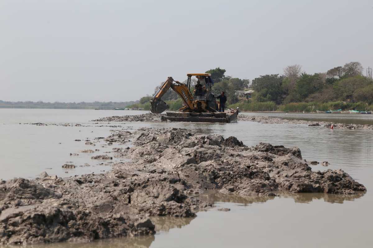 Sequía y estiaje se agudizan por falta de lluvias; pescadores tienen que hacer canales en laguna para pescar. (Jazmín Sánchez)