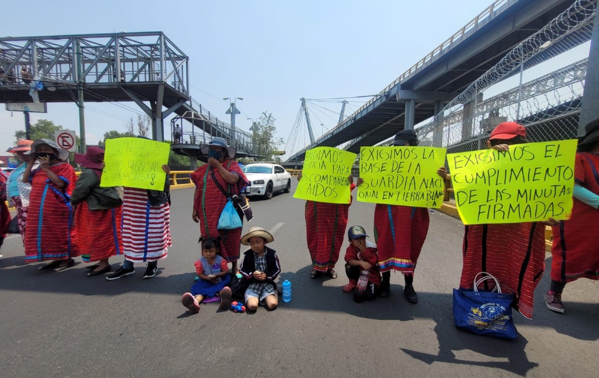 Los triquis cerraron los carriles de Circuito Interior frente al AICM. | Ramón Ramírez