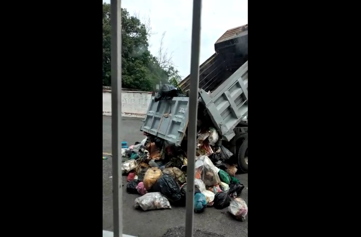 Arrojaron dos camiones de basura en el Palacio Municipal de Salina Cruz. (Óscar Rodríguez)