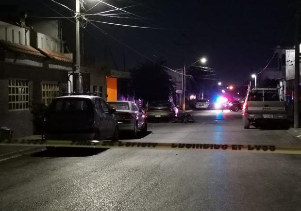 Ataque a balazos deja un muerto y un herido en Apodaca. Foto: Alan Elí Pérez.