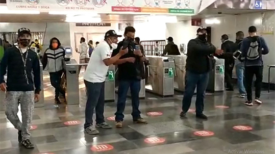 En CdMx, manifestantes toman accesos de Metro Pantitlán