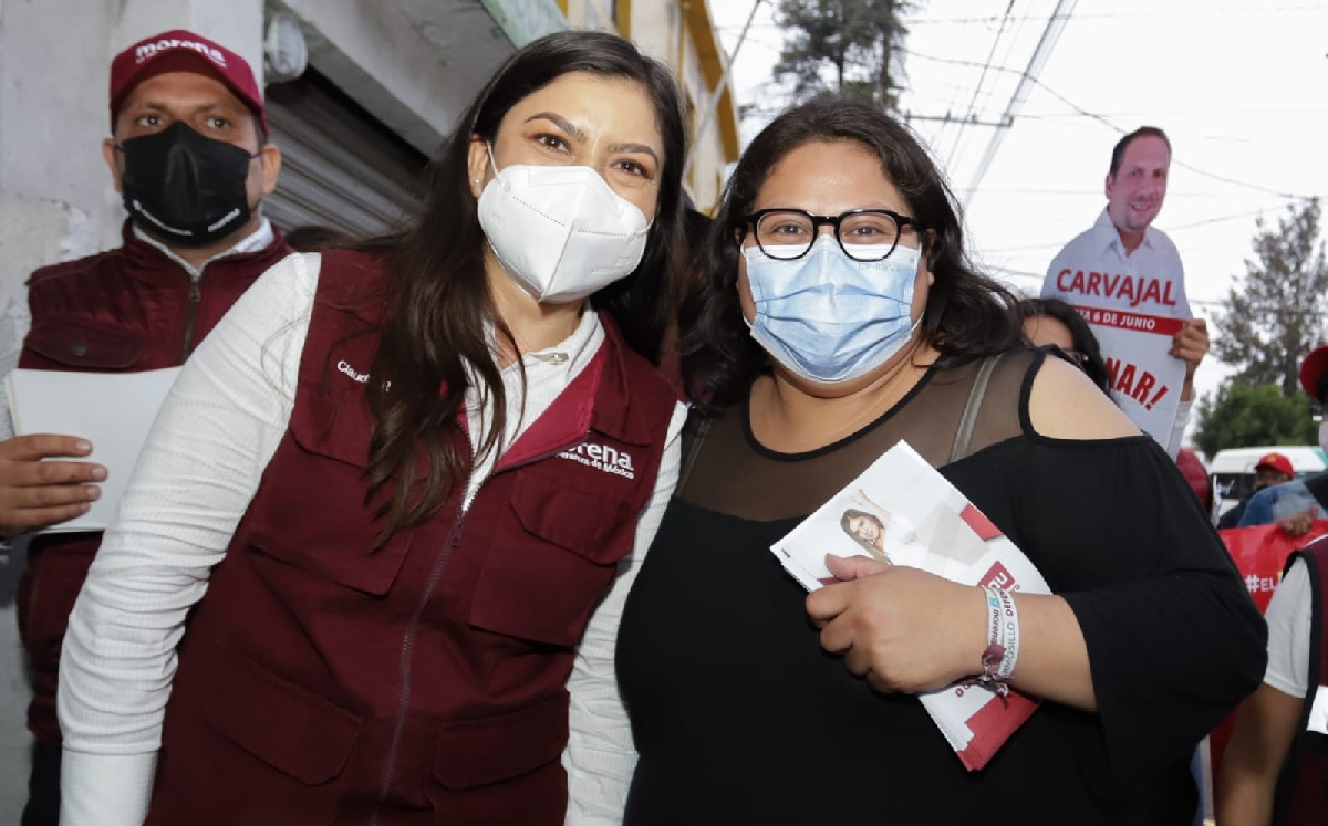 Citlalli Hernández y Claudia Rivera Vivanco durante su encuentro en la capital de Puebla. (Especial)