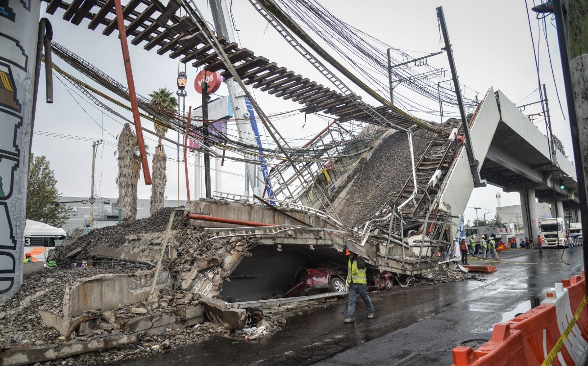 Continúan los trabajos de remoción de escombros en el lugar del derrumbe de la Línea 12. (Cuartoscuro)
