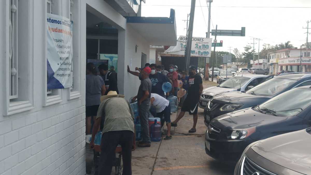 Filas en purificadoras de agua de Tampico. (Jesús Alberto García)