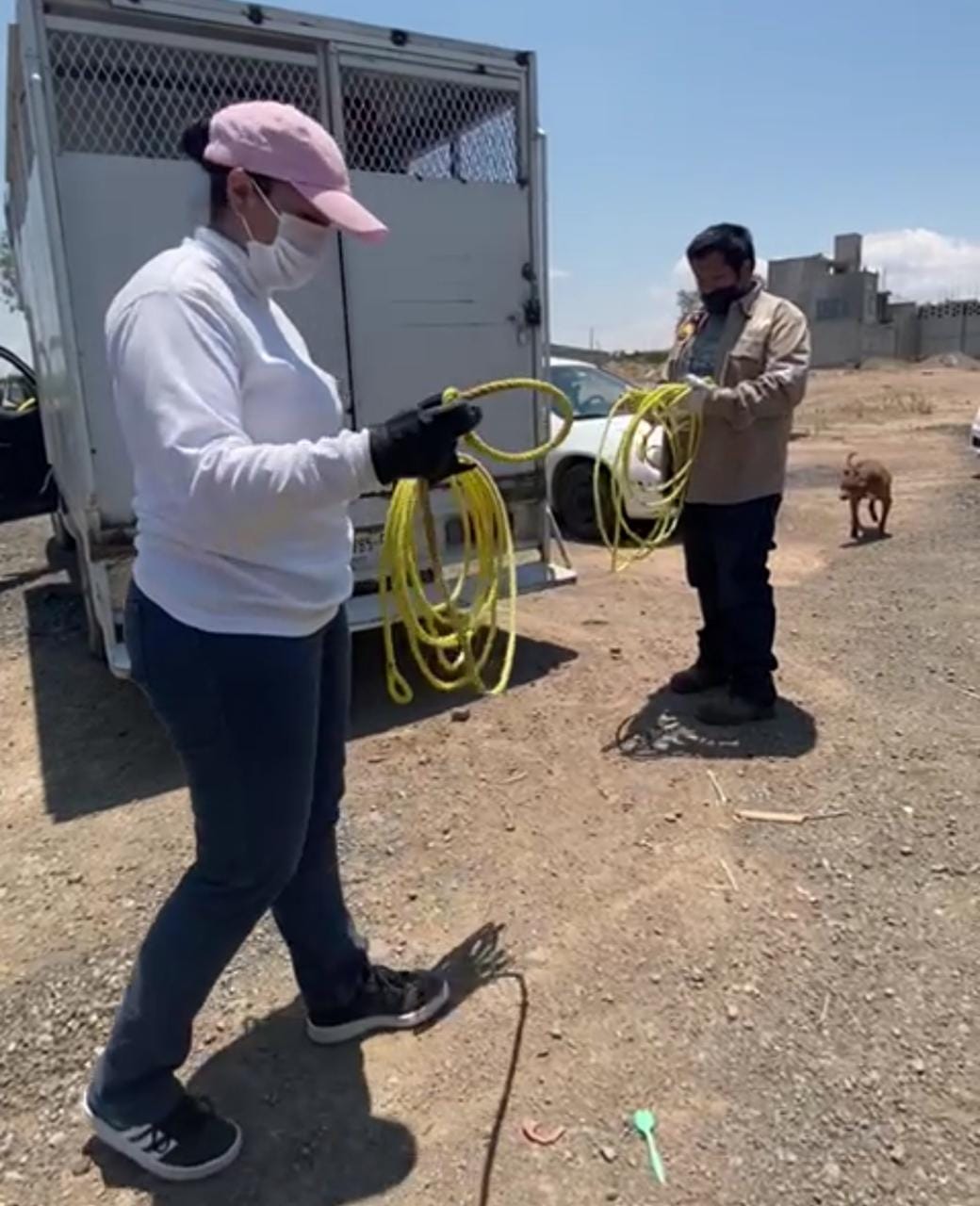 Guadalupe Meza, encargada del área técnica de Control Canino en Pachuca, acompañada de elementos policiales. (Tomada de Facebook)