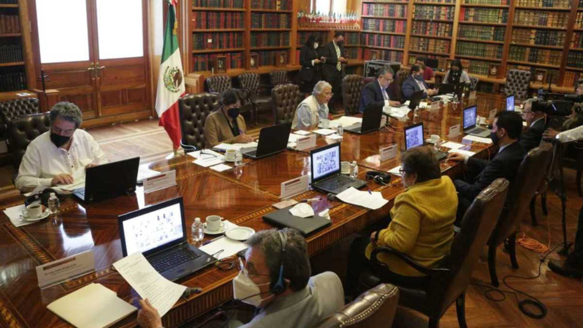 Legisladores y gobernadores guardan minuto de silencio por víctimas de derrumbe en Metro