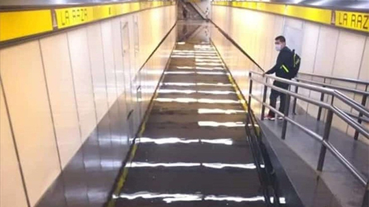 Lluvia inunda pasillos de estación La Raza del Metro