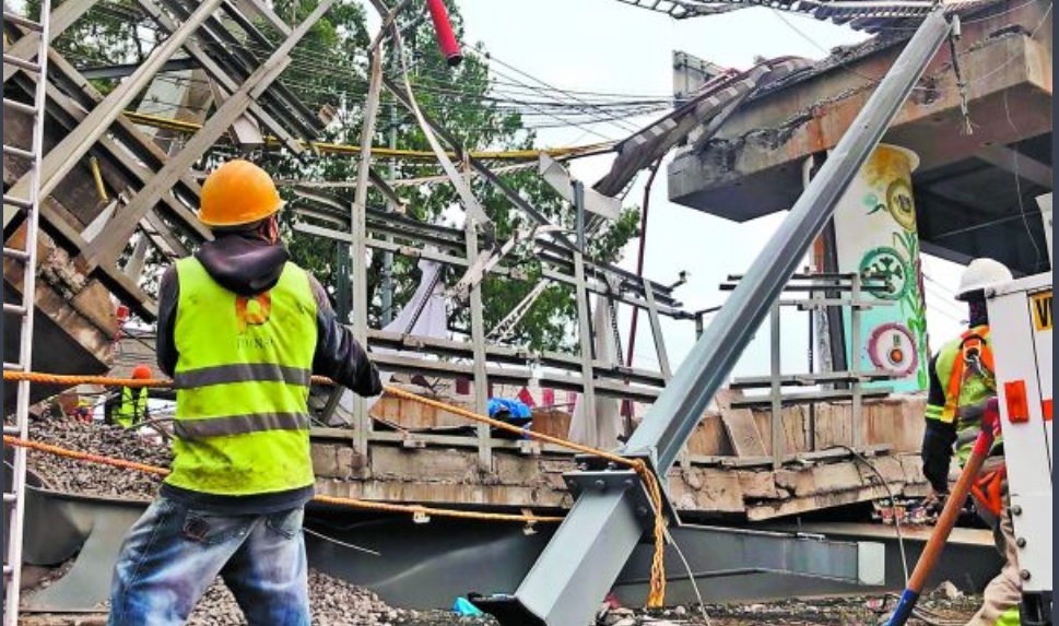Este miércoles continuaron los trabajos de remoción en la zona de desplome entre Olivos y Tezonco. (Especial)