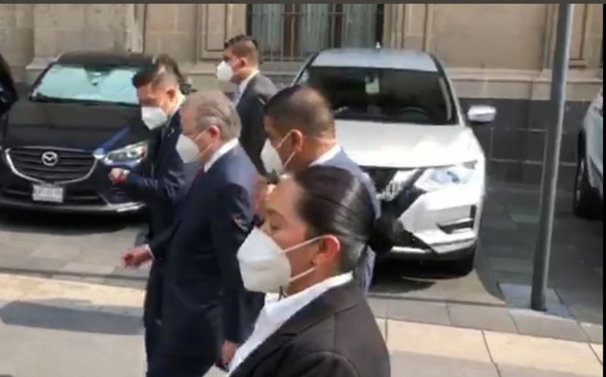 El ministro presidente fue captado saliendo de Palacio Nacional por la mañana. (Pedro Domínguez)