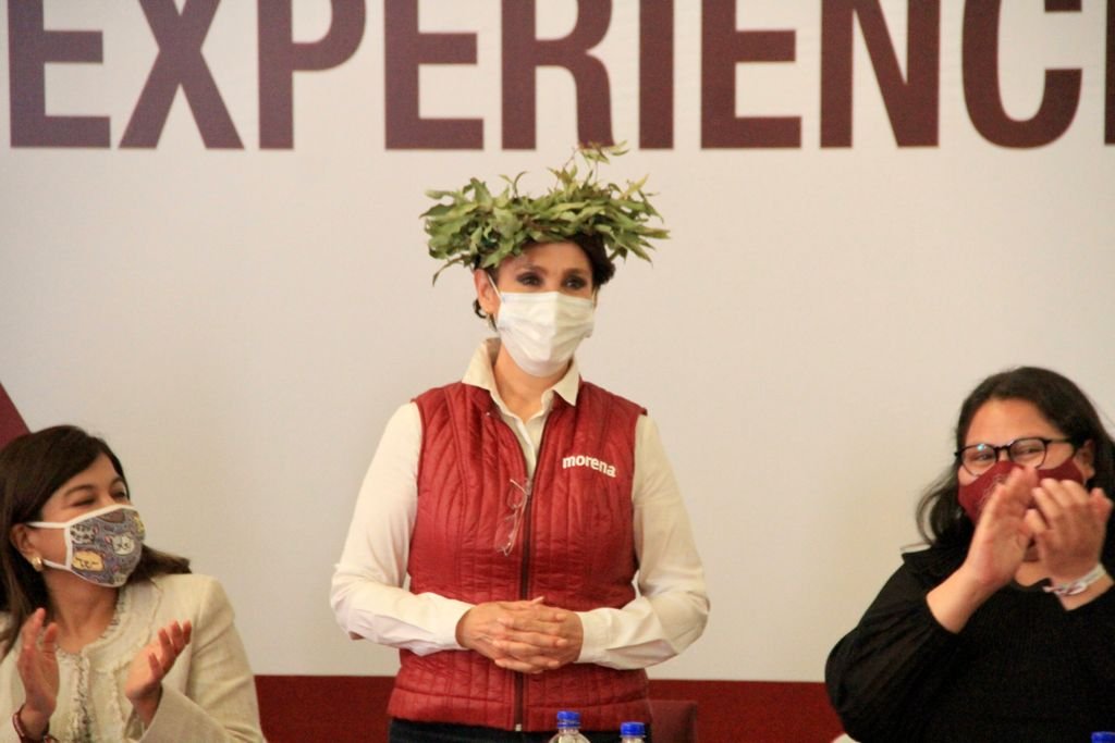 A nombre de la Asociación de Mujeres Organizadas del Movimiento Nacional por la Esperanza, Carmen Vera entregó a Padierna un laurel de victoria por el