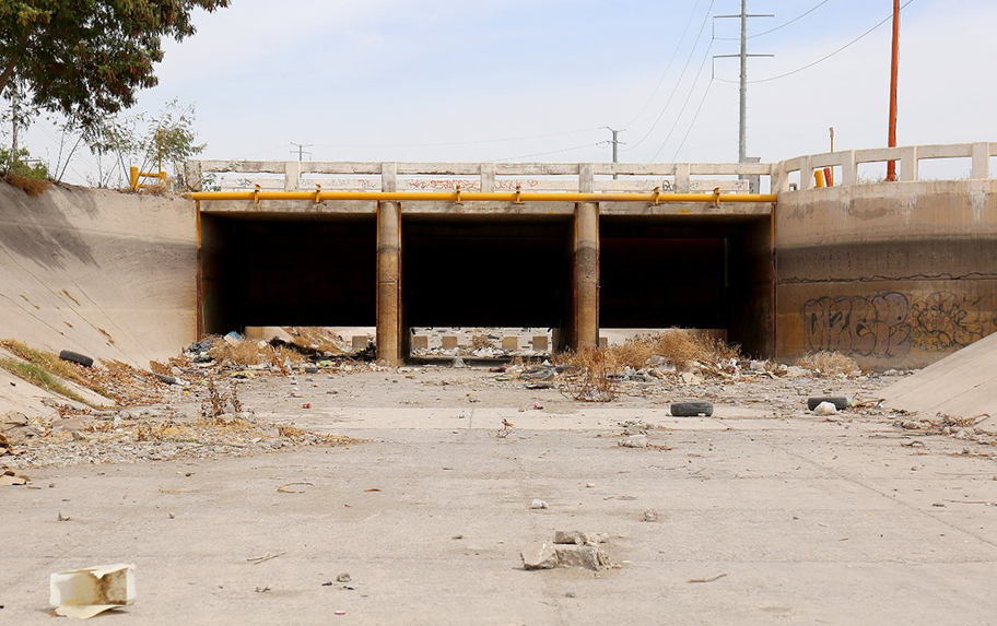 Señalan que los canales de riego de la zona urbana están llenos de basura. (Rolando Riestra)