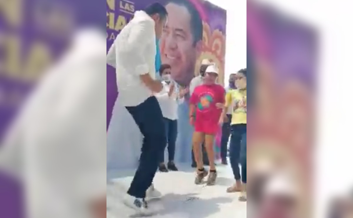 Carlos Herrera Tello bailó La Chona en compañía de sus simpatizantes en Michoacán. (Especial)