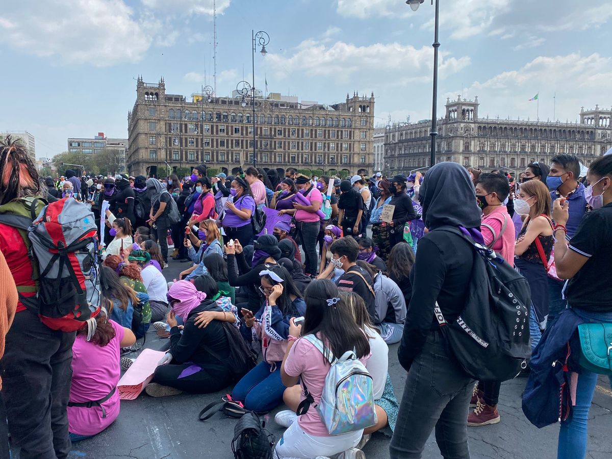 Los contigentes caminaron por avenida Juárez para llegar hasta el Zócalo de CdMx. (Daniel Zainos)