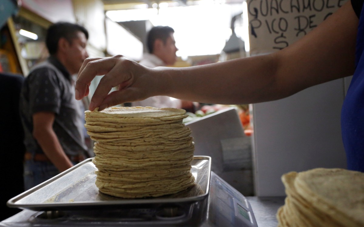 A finales de abril el precio la tortilla se vendía hasta en 27 pesos. Foto: (Reuters)