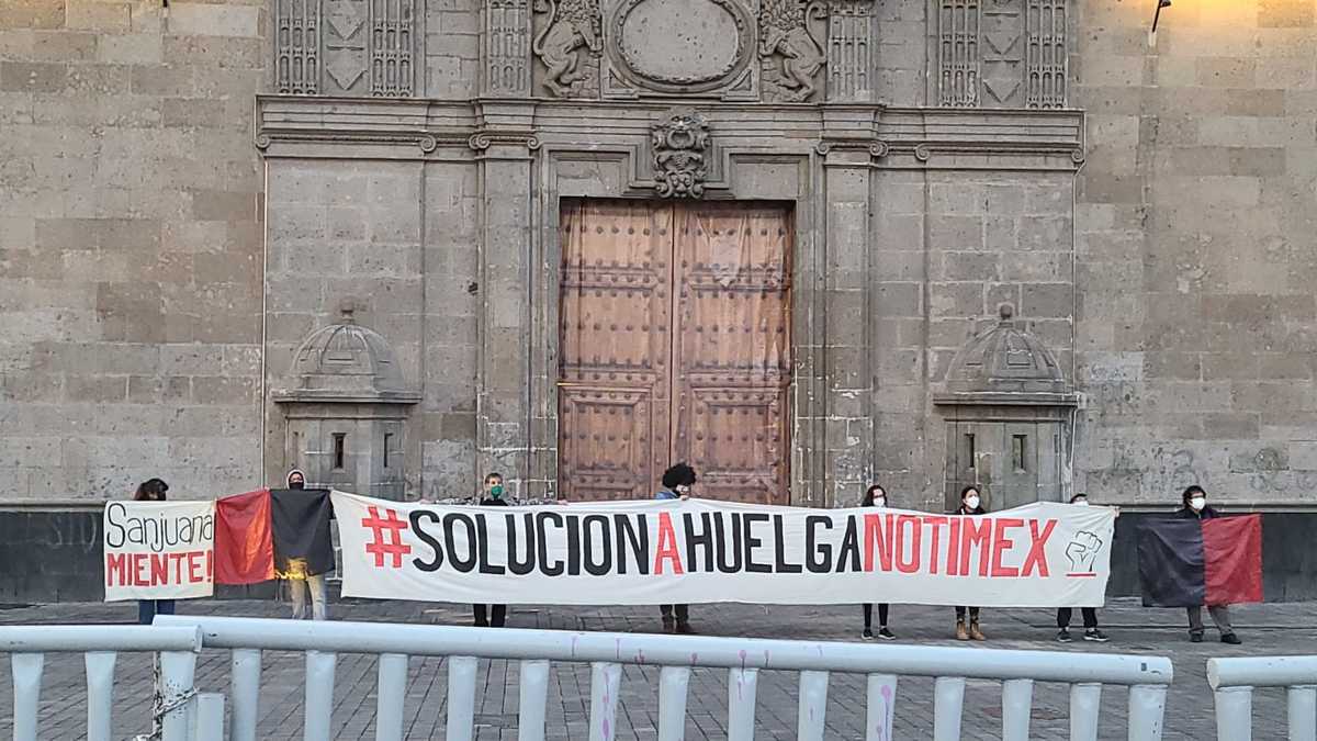 Los manifestantes brincaron el cerco instalado para proteger la fachada de Palacio Nacional | Especial