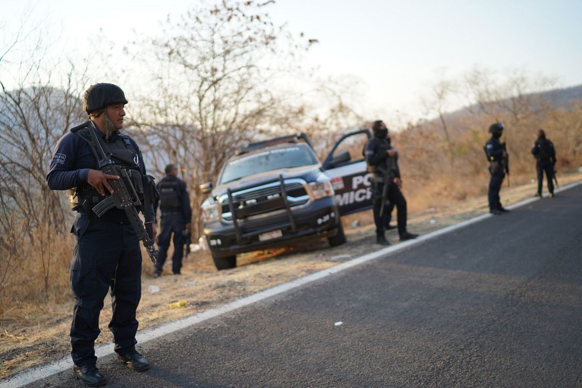 Policías estatales acudieron al sitio del bloqueo en Aguililla, Michoacán. (Especial)