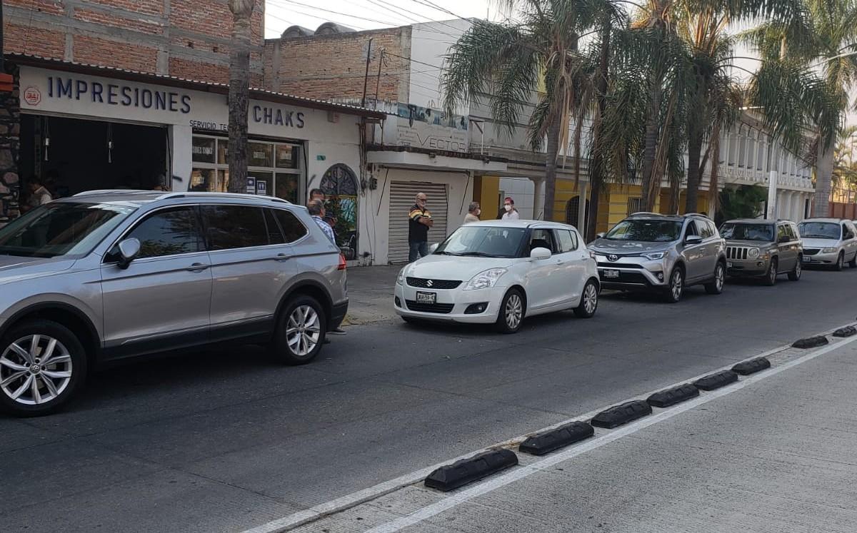 Se repite fila kilómetrica de carros para vacuna contra covid-19