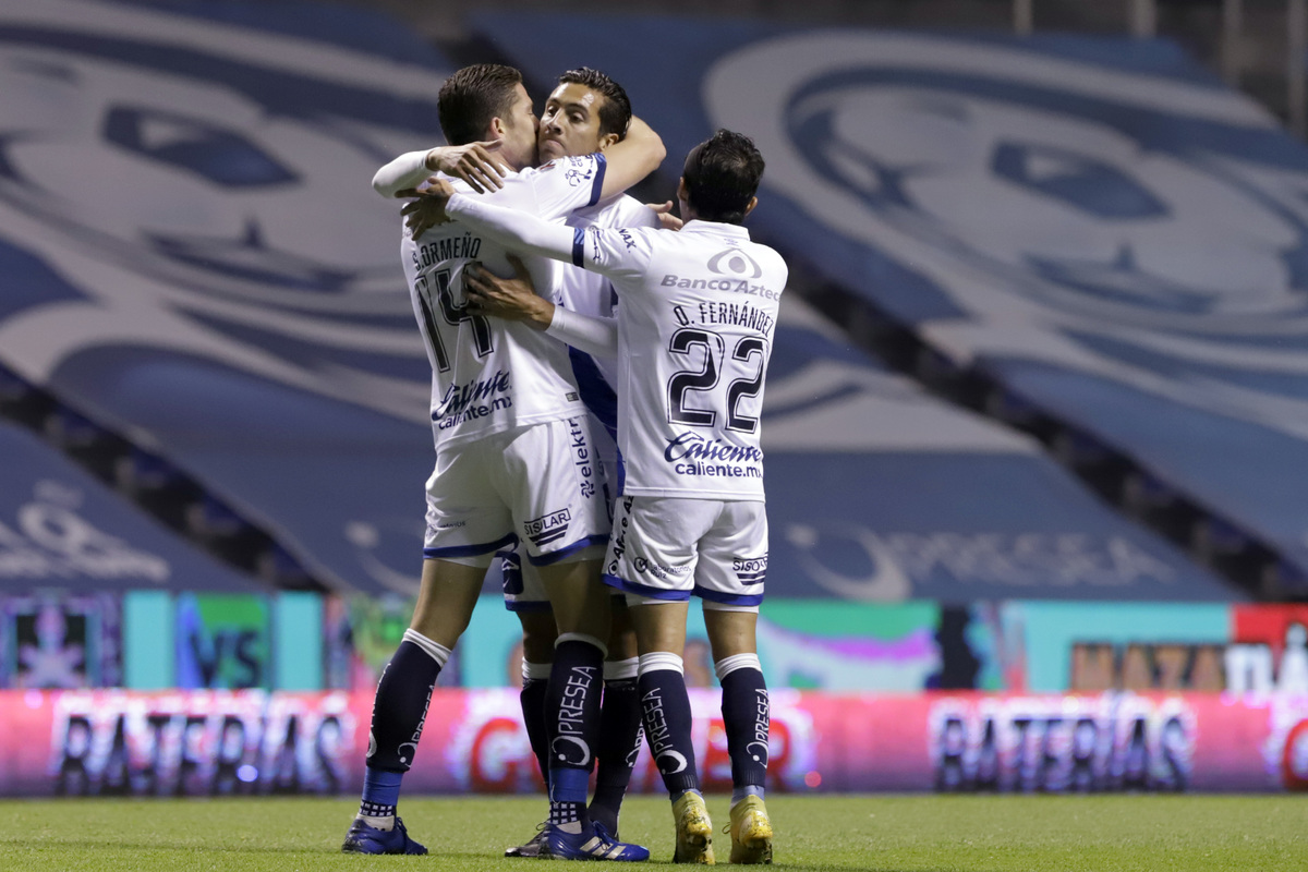 Santiago Ormeño de Club Puebla festeja un gol en el Estadio Cuauhtémoc. (Agencia Enfoque)