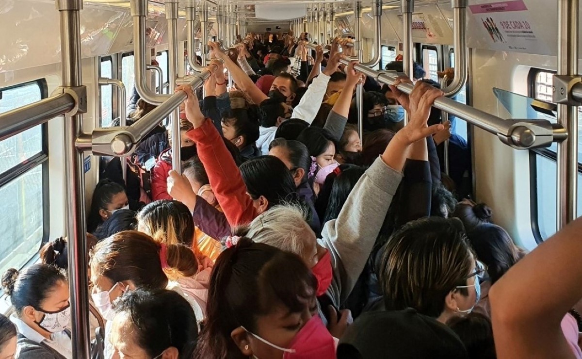 Los usuarios indicaron que hay retrasos de hast 20 minutos en las tres líneas. |  Twitter @luislogict