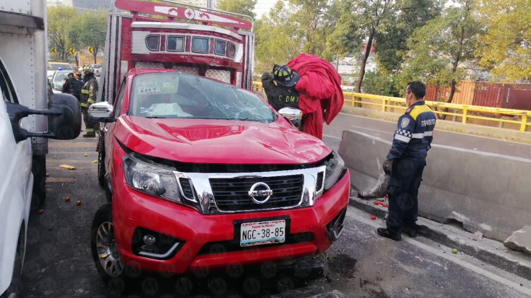 La camioneta con verduras quedó recargada en el muro de contención. (Jorge Becerril)