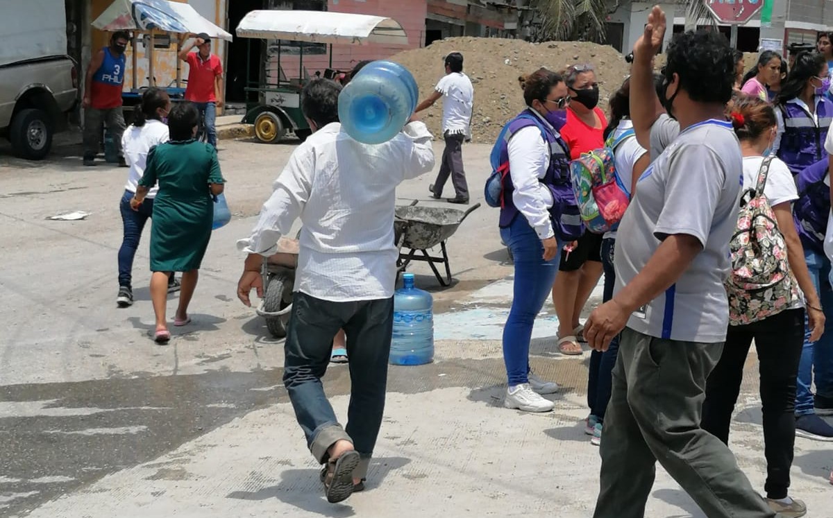 Empresa regala agua potable en Ciudad Madero. (Yazmín Sánchez)