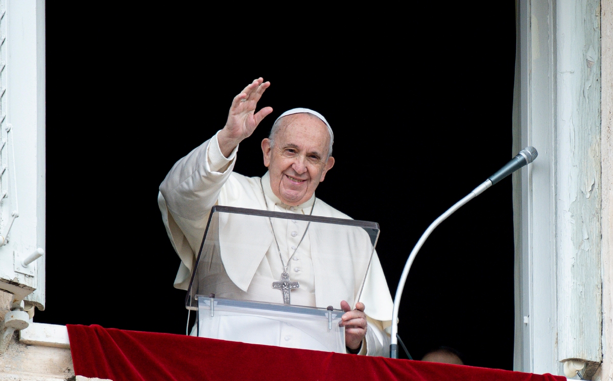 El papa Francisco saluda a los fieles en la Plaza de San Pedro en el Vaticano. (Reuters)