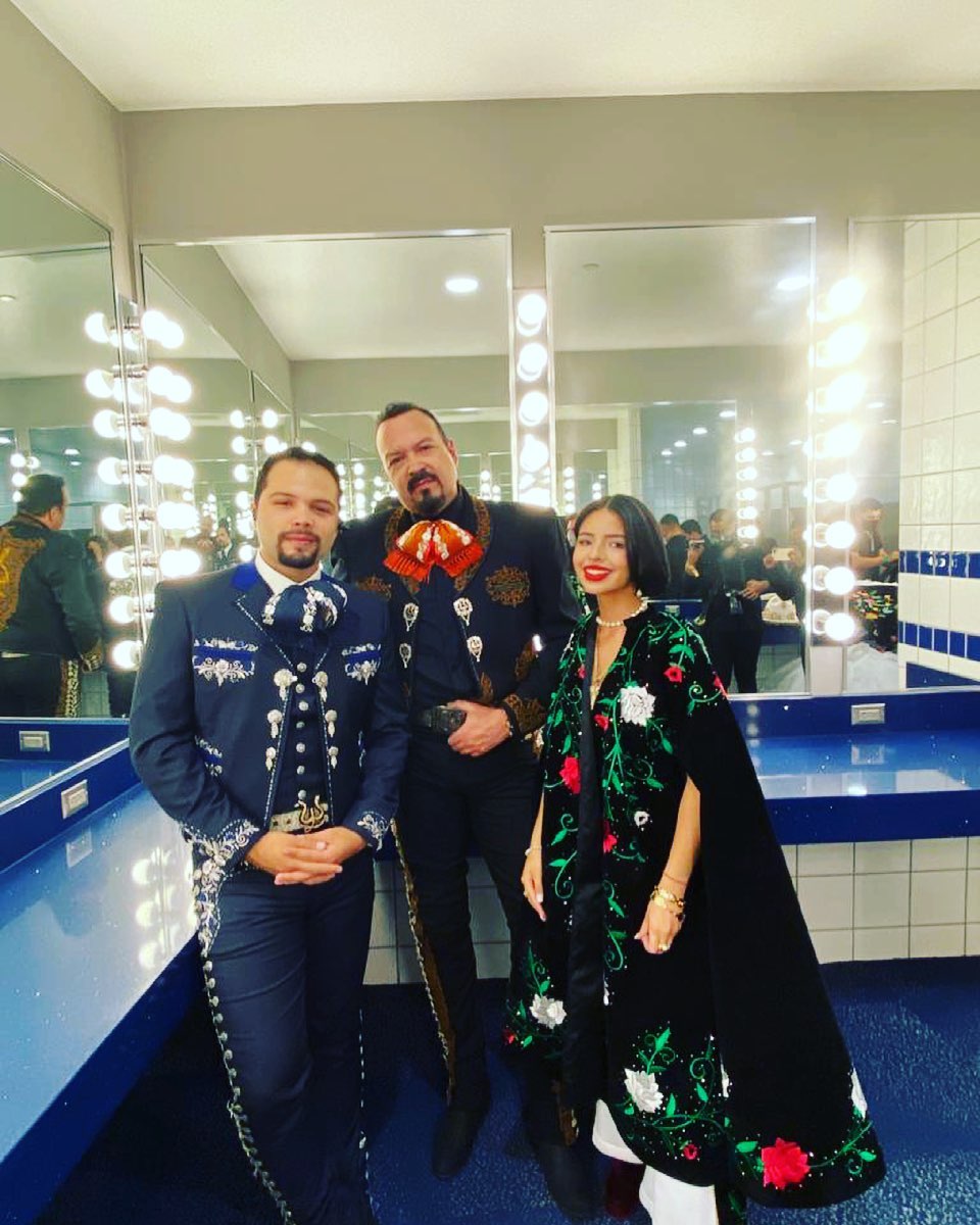 Pepe Aguilar y Ángela Aguilar cantaron en la pelea de box | Instagram