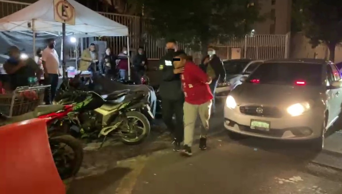 El presunto líder contaba con mil 100 pesos al momento de su detención. (Especial)