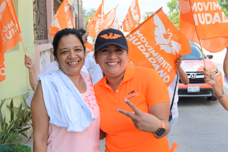 América Sandoval (derecha), candidata de Movimiento Ciudadano en Tampico.