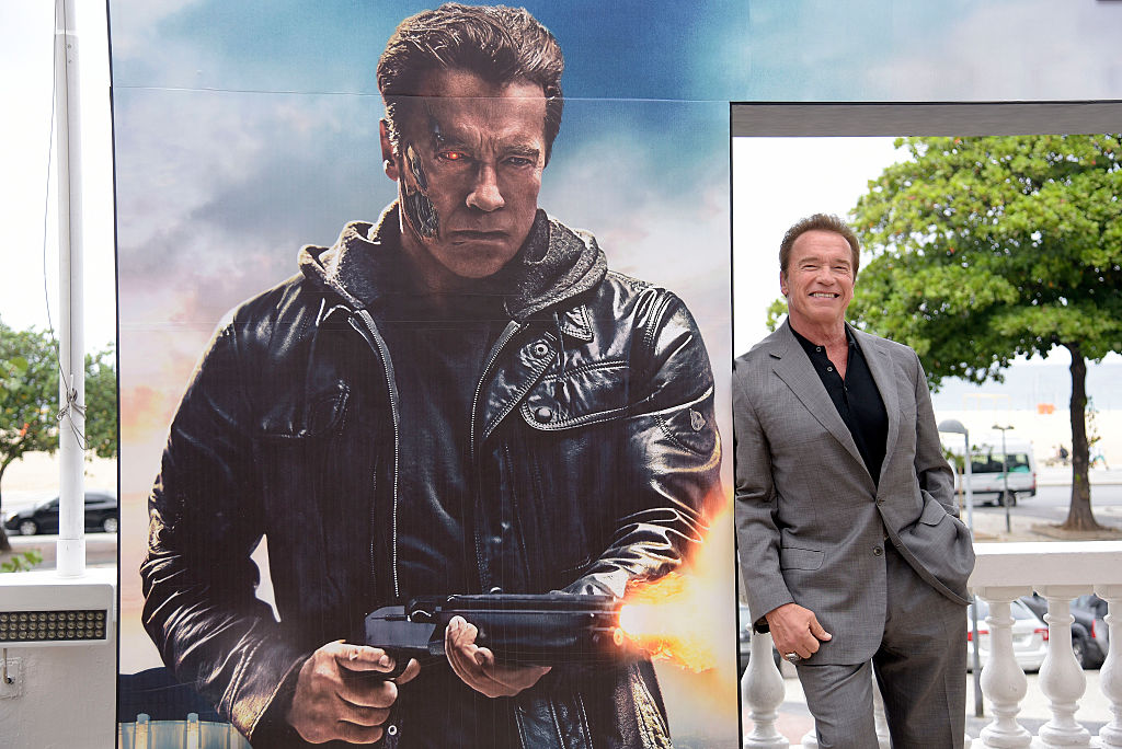 Arnold Schwarzenegger posa junto a un póster de 'Terminator' en 2015. (Getty Images)