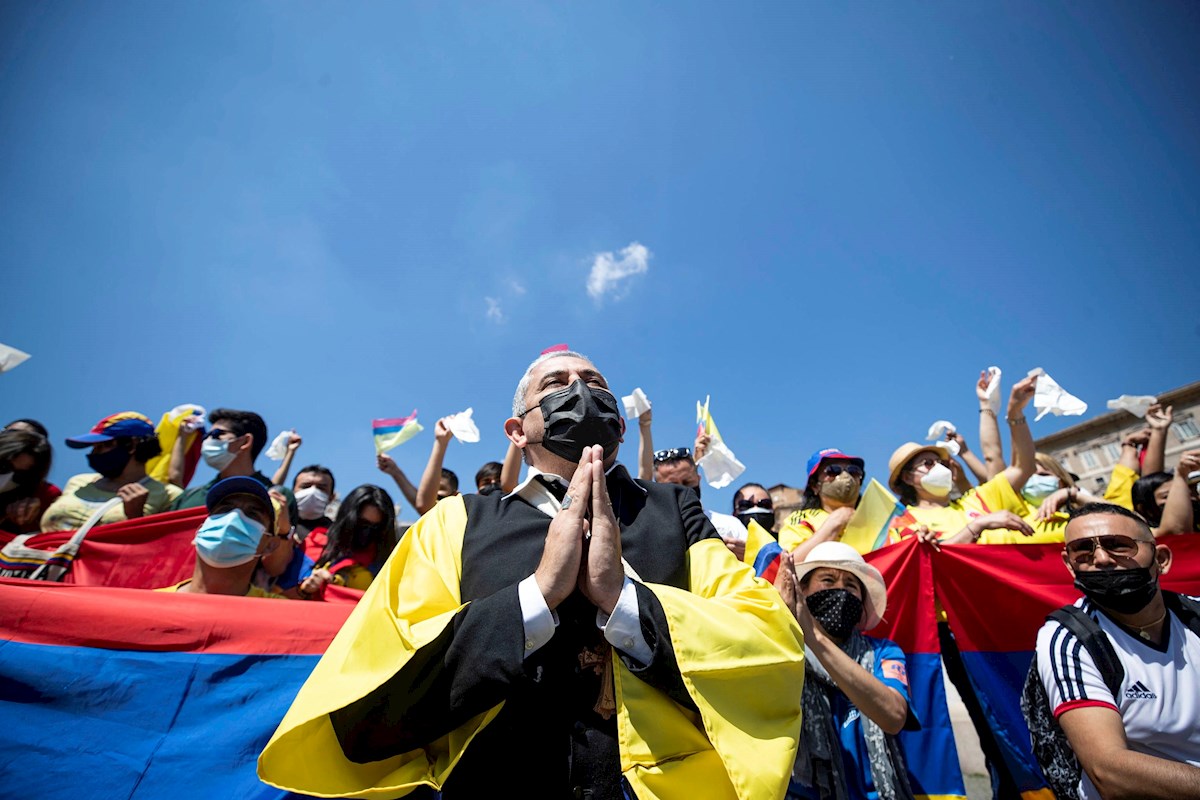 Colombianas y colombianos llegaron hasta la Plaza de San Pedro para pedir paz en su país. | EFE