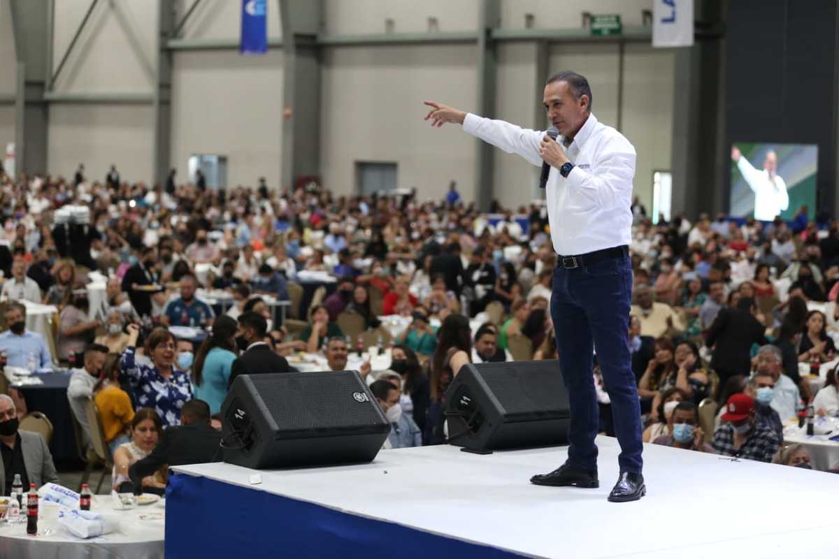 Fernando Larrazabal adelanta festejo del Día del Maestro con 5 mil docentes en Nuevo León. Foto: Raúl Palacios.