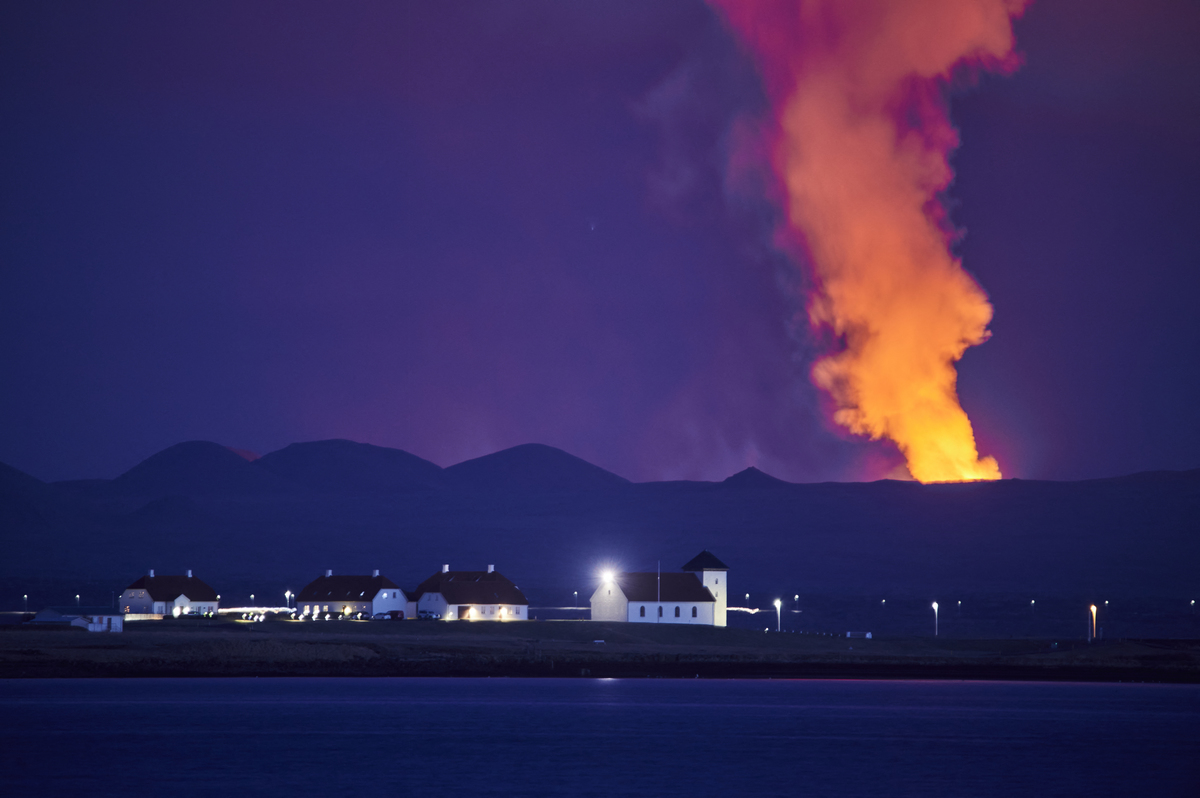En Islandia, erupción volcánica se convierte en enormes géiseres de lava (AFP)