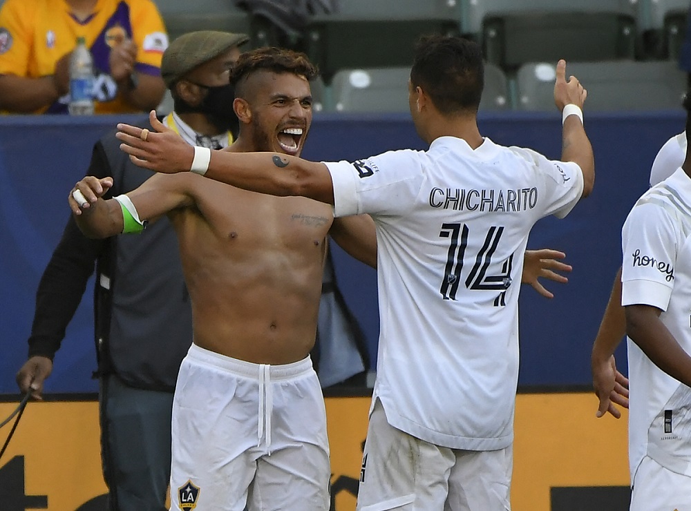 Jonathan dos Santos y Javier Hernández en festejo de gol (AFP)