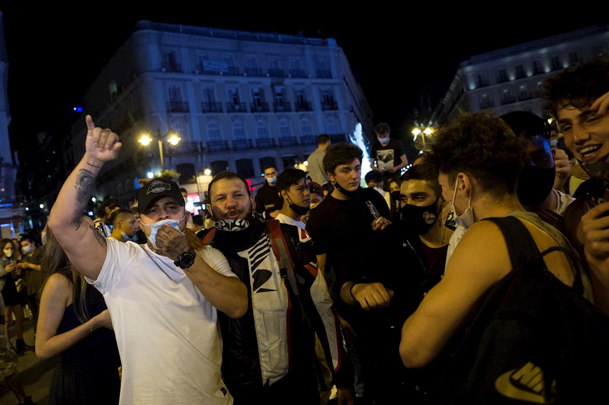 Varios jóvenes protagonizaron las celebraciones en la calle ante el relajo de las medidas en Madrid. | EFE
